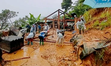 Các lực lượng hỗ trợ người dân di dời nhà ở tại huyện Mù Cang Chải có nguy cơ bị vùi lấp.
