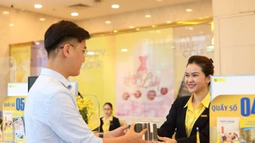 Khách hàng giao dịch tại Ngân hàng Thương mại cổ phần Nam Á.