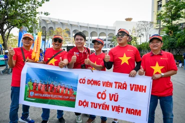 Cổ động viên "hâm nóng" sân Rajamangala trước trận chung kết Việt Nam-Thái Lan