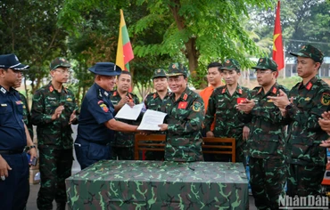 Thiếu tướng Phạm Văn Tỵ và Thiếu tướng U Myat Thu trao biên bản bàn giao số trang thiết bị, vật tư, lương thực. 
