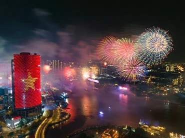 [Ảnh] Pháo hoa rực sáng bầu trời Thành phố Hồ Chí Minh 50 năm sau ngày Giải phóng
