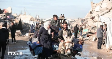 Người dân Palestine sơ tán tránh xung đột tại Gaza. (Ảnh: THX/TTXVN) 