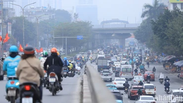 Báo cáo Hiện trạng môi trường Việt Nam 2023 vừa được Bộ Tài nguyên và Môi trường công bố cho biết, ô nhiễm không khí đứng thứ 5 trong bảng xếp hạng về nguy cơ tử vong và bệnh tật tại Việt Nam. Ô nhiễm không khí làm tăng nguy cơ nhiễm trùng đường hô hấp, bệnh tim, đột quỵ và ung thư phổi.