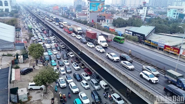 [Ảnh] Cửa ngõ, bến xe tại Hà Nội đông nghịt người về quê đón Tết