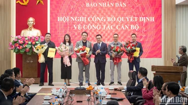 Đồng chí Lê Quốc Minh, Ủy viên Trung ương Đảng, Tổng Biên tập Báo Nhân Dân trao quyết định công tác cán bộ cho các đồng chí lãnh đạo Ban Chính trị - Ngoại giao. (Ảnh: SƠN TÙNG)