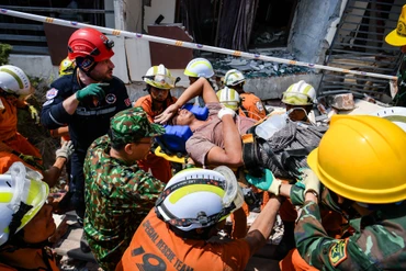 Trong ngày 5/4, Đoàn cứu hộ, cứu nạn Bộ Quốc phòng Việt Nam đang làm nhiệm vụ quốc tế tại Myanmar đã tìm thấy và đưa ra thêm 2 thi thể nạn nhân trận động đất ngày 28/3.