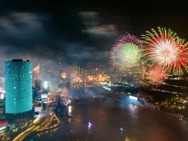 Đúng 21 giờ ngày 30/4, pháo hoa được bắn lên bầu trời Thành phố Hồ Chí Minh, mừng 50 năm Ngày Giải phóng miền nam, thống nhất đất nước. (Ảnh THẾ ĐẠI/nhandan.vn)