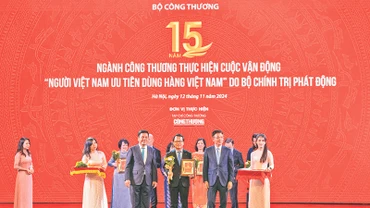 Đồng chí Nguyễn Anh Đức, Phó Bí thư Đảng ủy, Tổng Giám đốc Saigon Co.op, thay mặt đơn vị nhận kỷ niệm chương, khen thưởng từ lãnh đạo Chính phủ và Bộ Công thương. 
