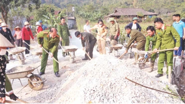 Cán bộ, chiến sĩ Công an huyện Bắc Sơn và Công an xã Long Đống cùng người dân làm đường giao thông nông thôn.