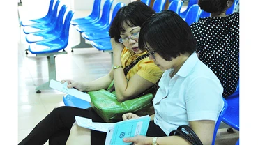 Người lao động chờ làm thủ tục bảo hiểm xã hội. Ảnh: BẮC SƠN