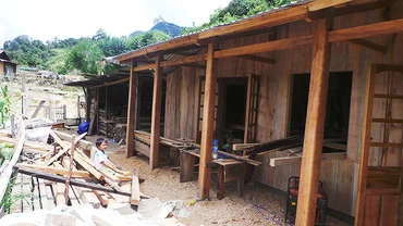 Sửa sang, làm mới, thay thế nhà tạm cho dân.
