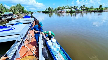 Cà Mau vận chuyển nước sinh hoạt để “cứu khát” cho người dân. Ảnh: TÙNG HỮU