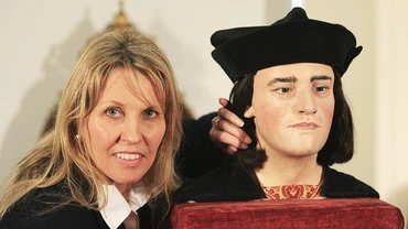 Bà Philippa Langley bên bức tượng Vua Richard III. Ảnh: THE TIMES