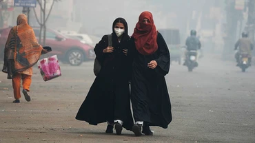 Người dân Lahore đang phải hít thở bầu không khí ô nhiễm nặng nề. Ảnh: ASAHI