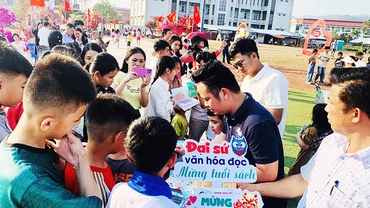 Anh Tuấn trao tặng sách cho học sinh ở vùng nông thôn Quảng Trị suốt 10 năm qua.