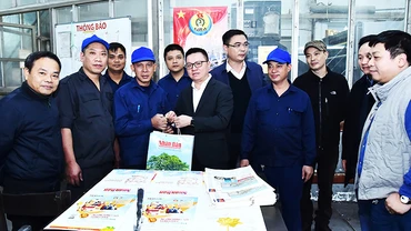 Lãnh đạo Báo Nhân Dân tặng quà người lao động trước thềm xuân 2023. 