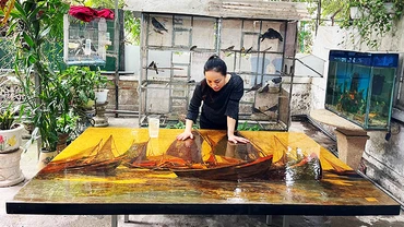 Họa sĩ đang hoàn thành một bức tranh khổ lớn.