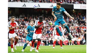 Arsenal (quần trắng) liên tục để thua từ tình huống cố định, thứ vốn là vũ khí lợi hại nhất của họ.