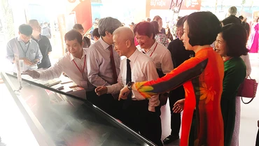 Tìm hiểu ứng dụng công nghệ trong báo chí tại Hội báo toàn quốc 2024. Ảnh: HOÀNG HOA
