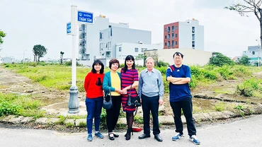Gia đình ông Nguyễn Tuấn Khoa - con trai của nhà thơ Thâm Tâm tại đường Thâm Tâm. Ảnh: GIA ĐÌNH CUNG CẤP