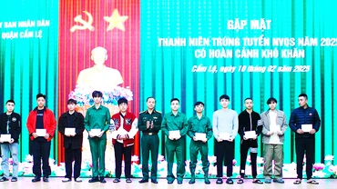 Quận Cẩm Lệ gặp mặt tặng quà cho thanh niên trước khi lên đường.