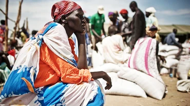 Một người dân Nam Sudan đang chờ nhận cứu trợ thực phẩm. Ảnh: OXFAM