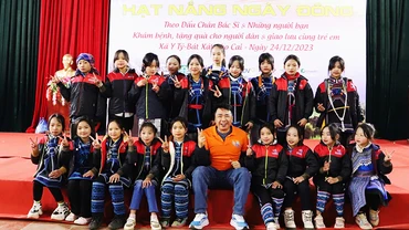 Bác sĩ Lương cùng các em nhỏ vùng cao Bát Xát, Lào Cai trong một chuyến thiện nguyện. Ảnh: NVCC