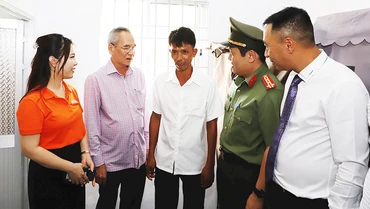 Lãnh đạo Bộ Công an, lãnh đạo tỉnh Bạc Liêu cùng đại diện Tập đoàn T&T Group và Ngân hàng SHB thăm hỏi, trao nhà cho hộ gia đình anh Nguyễn Văn Bi.