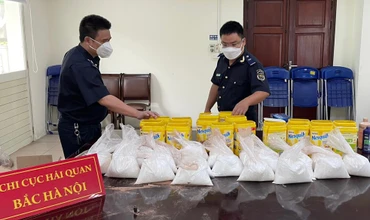 Tang vật nghi ma túy cất giấu tinh vi dưới đáy các hộp cacao.