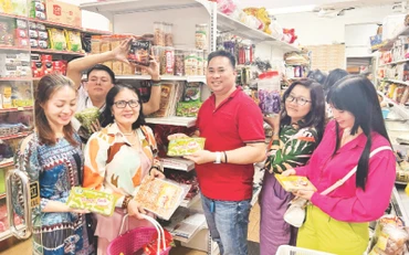 Kiều bào ở Malaysia mua hàng hóa Việt Nam.