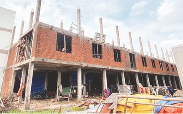 Một công trình vi phạm trật tự xây dựng tại Quận 12 được tháo dỡ.