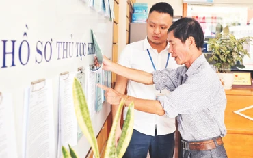 Bảng niêm yết thủ tục hành chính tại Ủy ban nhân dân xã Ninh Hiệp, huyện Gia Lâm tạo thuận lợi cho các tổ chức, cá nhân tiếp cận, tìm hiểu, thực hiện đúng quy định. 