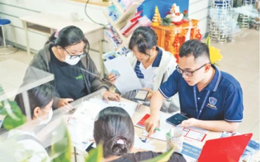 Thí sinh nộp hồ sơ xét tuyển tại Trường đại học Nguyễn Tất Thành. 