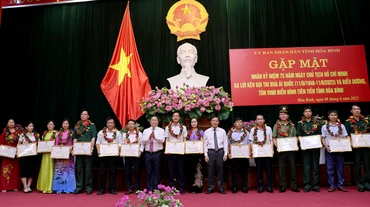 Bí thư Tỉnh ủy Hòa Bình Nguyễn Phi Long (thứ 8 từ trái sang) và Chủ tịch Ủy ban nhân dân tỉnh Bùi Văn Khánh (thứ 8 từ phải sang) tặng Bằng khen cho các tập thể, cá nhân điển hình tiên tiến.