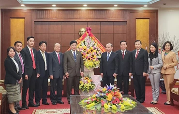 Đoàn công tác tỉnh Hủa Phăn (trái) chụp ảnh lưu niệm cùng lãnh đạo tỉnh Hòa Bình (phải).
