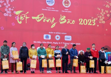 Đồng chí Bùi Đức Hinh, Phó Bí thư Thường trực Tỉnh uỷ Hoà Bình tặng quà cho bà con có hoàn cảnh khó khăn đón Tết.
