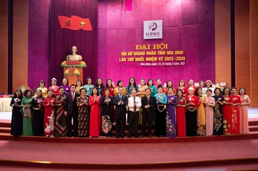Lãnh đạo tỉnh Hòa Bình (giữa) chụp ảnh cùng Ban Chấp hành Hội nữ Doanh nhân tỉnh.