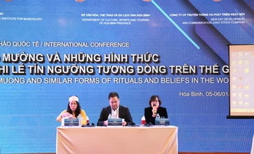 Đại diện Bộ Văn hóa, Thể thao và Du lịch, Viện Âm nhạc Việt Nam cùng Sở Văn hóa, Thể thao và Du lịch tỉnh Hòa Bình chủ trì Hội thảo.