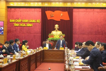 Bí thư Tỉnh ủy Hòa Bình Nguyễn Phi Long phát biểu tại buổi làm việc.