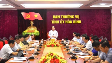 Bí thư Tỉnh ủy Hòa Bình Nguyễn Phi Long chỉ đạo hội nghị.
