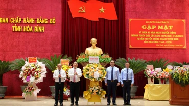 Các đồng chí Thường trực Tỉnh ủy Hòa Bình (trái) tặng hoa chúc mừng Ban Tuyên giáo Tỉnh ủy tại buổi lễ.