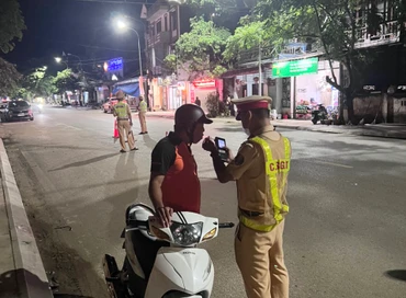 Lực lượng Cảnh sát giao thông Công an tỉnh Hòa Bình kiểm tra nồng độ cồn đối với các phương tiện tham gia giao thông.