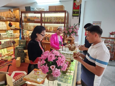 Gian trưng bày sản các sản vật Hoa Đất Mường tại Khách sạn CoLaNi, thành phố Hòa Bình, tỉnh Hòa Bình.