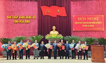 Các đồng chí Thường trực Tỉnh ủy chúc mừng 10 đồng chí được Ban Thường vụ Tỉnh ủy luân chuyển, điều động.
