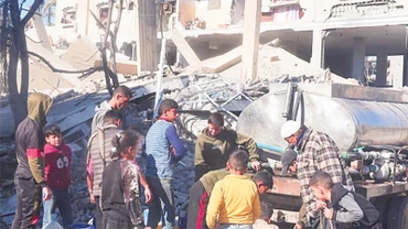 Người dân ở Gaza phải lấy nước được cung cấp từ những xe tải. 