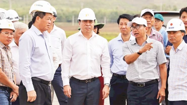 Lãnh đạo tỉnh Khánh Hòa kiểm tra các công trình chống hạn tại địa phương. (Ảnh ĐÌNH LÂM) 