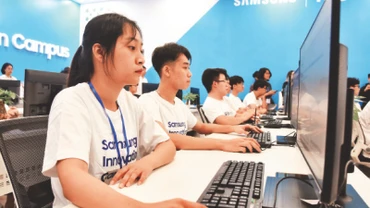 Sinh viên học tập tại phòng lab của Samsung và Trung tâm ươm tạo thiết kế chip (Trung tâm Đổi mới sáng tạo quốc gia, Khu công nghệ cao Hòa Lạc, Hà Nội). Ảnh: TRẦN HẢI