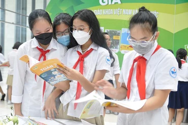 Học sinh tìm hiểu sách giáo khoa giáo dục phổ thông mới.