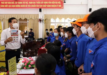 Đại diện doanh nghiệp tư vấn, giới thiệu việc làm cho các sinh viên tại Ngày hội tuyển dụng học sinh-sinh viên năm 2022 tổ chức ở Trường cao đẳng Kinh tế - Kỹ thuật Cần Thơ. (Ảnh TRUNG PHẠM)