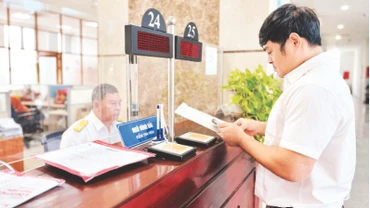 Người nộp thuế làm thủ tục thuế tại Cục Thuế Thành phố Hồ Chí Minh.